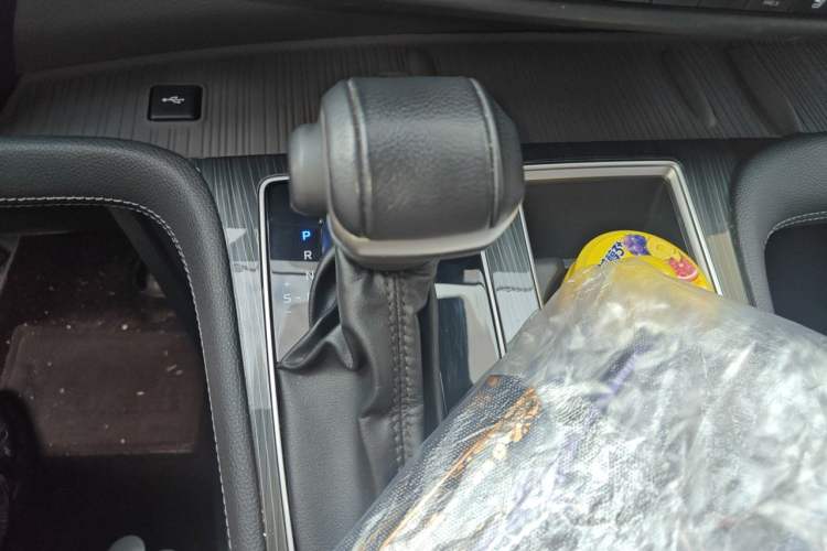 Used Toyota SIENNA 2023 2.5L Hybrid Platinum Edition Gear Lever