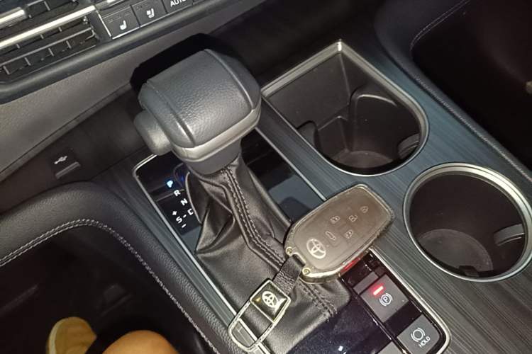 Used Toyota SIENNA 2023 2.5L Hybrid Deluxe Edition Gear Lever