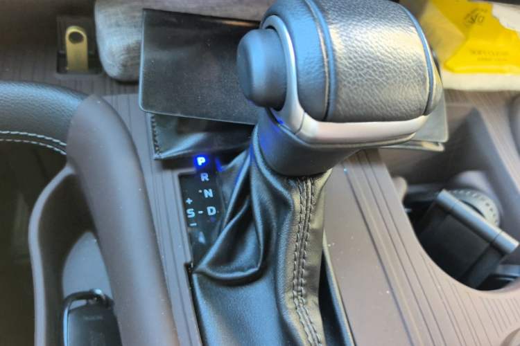 Used Toyota SIENNA 2023 2.5L Hybrid Platinum Edition Gear Lever