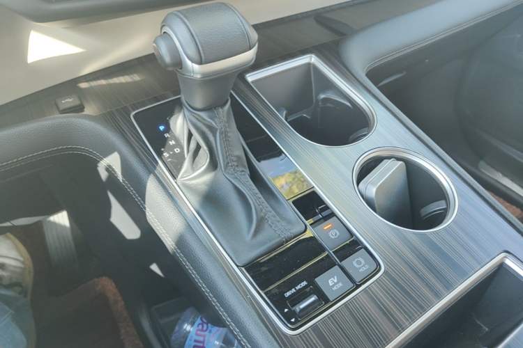 Used Toyota SIENNA 2023 2.5L Hybrid Deluxe Edition Gear Lever