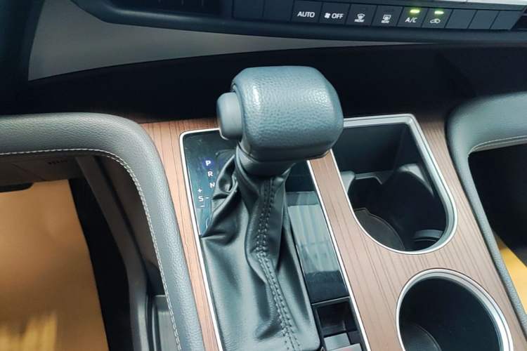 Used Toyota SIENNA 2023 2.5L Hybrid Comfort Edition Gear Lever