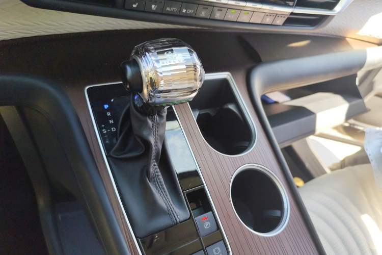 Used Toyota SIENNA 2023 2.5L Hybrid Comfort Edition Gear Lever