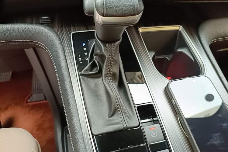 Used Toyota SIENNA 2023 2.5L Hybrid Platinum Edition Gear Lever