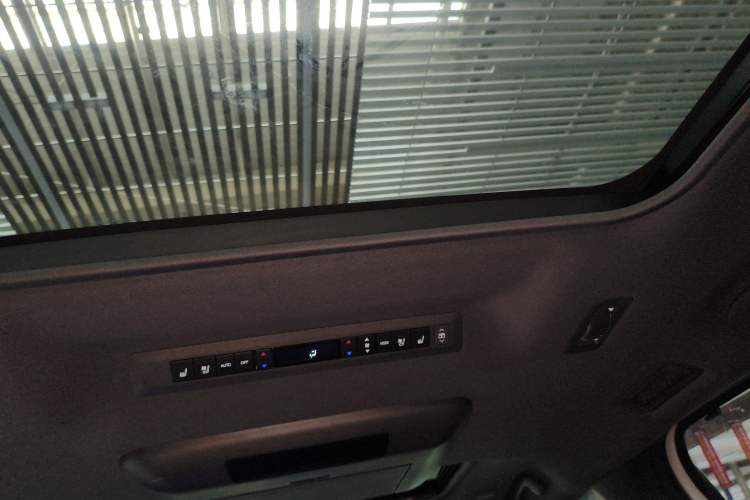 Used Toyota SIENNA 2023 2.5L Hybrid Platinum Edition Headliner
