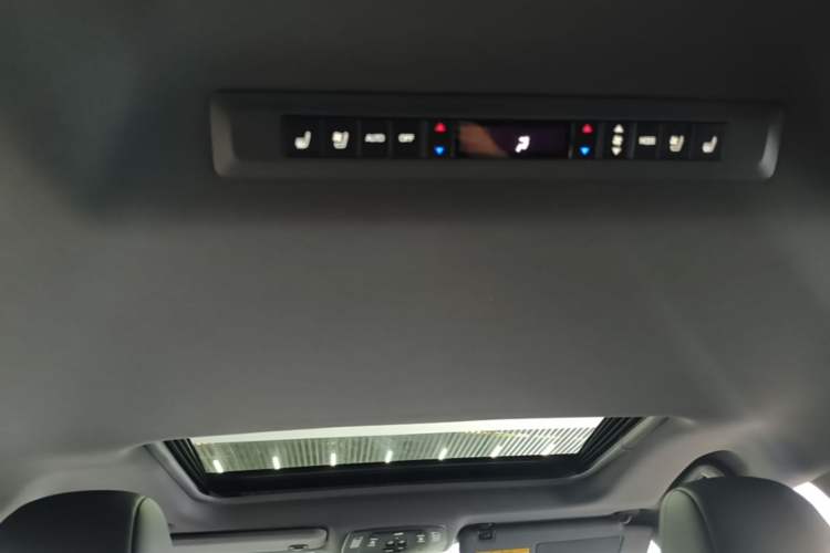 Used Toyota SIENNA 2023 2.5L Hybrid Deluxe Edition Headliner
