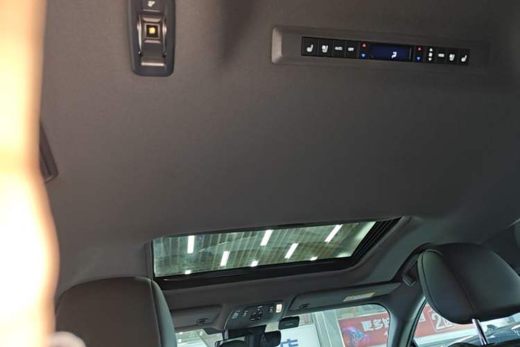 Used Toyota SIENNA 2023 2.5L Hybrid Deluxe Edition Headliner