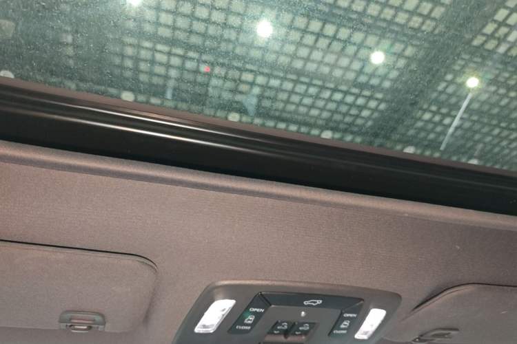 Used Toyota SIENNA 2023 2.5L Hybrid Deluxe Edition Headliner