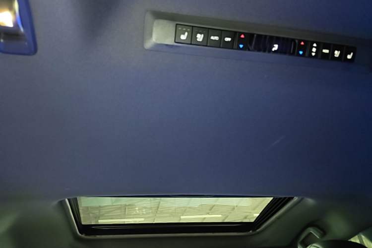 Used Toyota SIENNA 2023 2.5L Hybrid Deluxe Edition Headliner