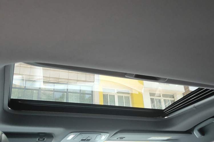 Used Toyota SIENNA 2023 2.5L Hybrid Deluxe Edition Headliner