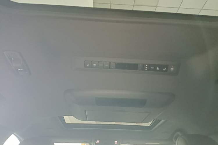 Used Toyota SIENNA 2023 2.5L Hybrid Platinum Edition Headliner