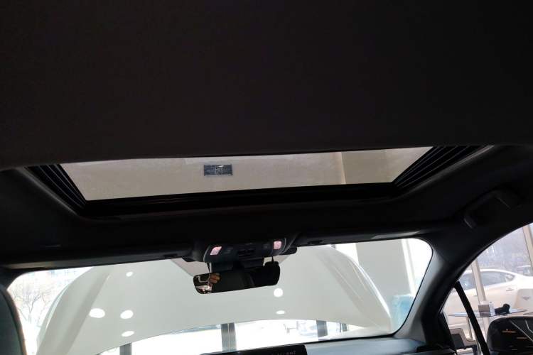Used Toyota SIENNA 2023 2.5L Hybrid Deluxe Edition Headliner
