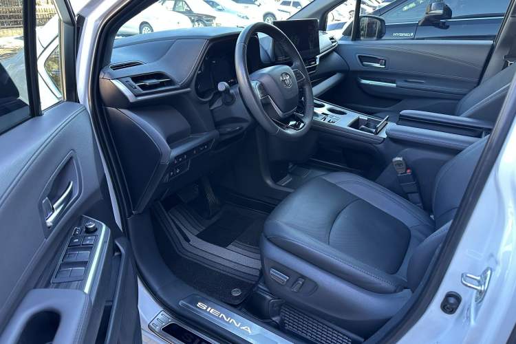 Used Toyota SIENNA 2023 2.5L Hybrid Ultimate Edition Interior 1