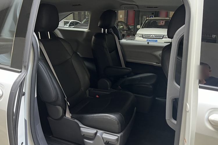 Used Toyota SIENNA 2023 2.5L Hybrid Comfort Edition Interior 1