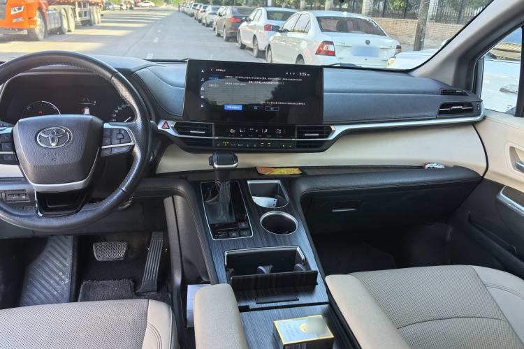 Used Toyota SIENNA 2023 2.5L Hybrid Deluxe Edition Interior 1