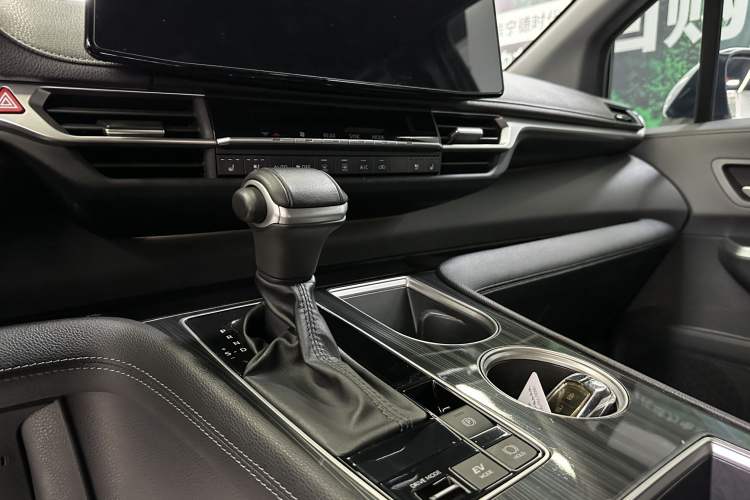 Used Toyota SIENNA 2023 2.5L Hybrid Deluxe Edition Interior 1