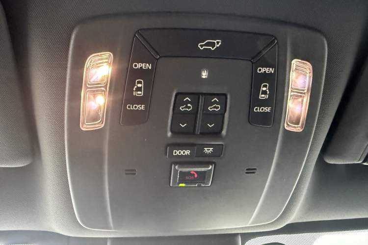 Used Toyota SIENNA 2023 2.5L Hybrid Deluxe Edition Interior 1