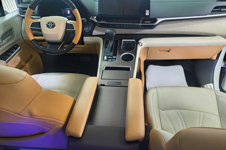 Used Toyota SIENNA 2023 2.5L Hybrid Comfort Edition Interior 1