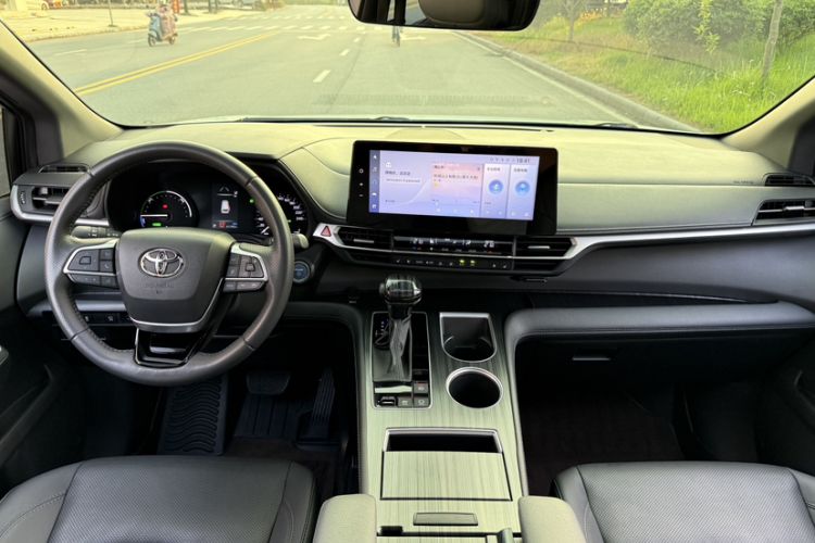 Used Toyota SIENNA 2023 2.5L Hybrid Deluxe Edition Interior 1