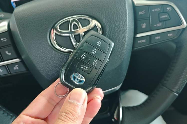 Used Toyota SIENNA 2023 2.5L Hybrid Deluxe Edition Interior 1