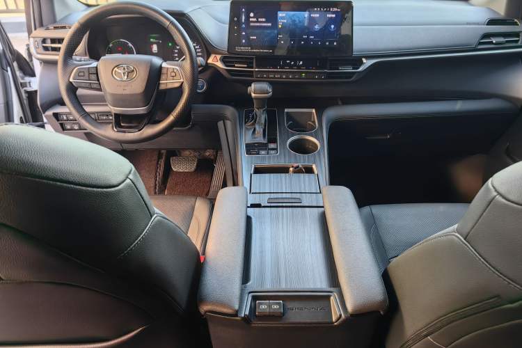 Used Toyota SIENNA 2023 2.5L Hybrid Deluxe Edition Interior 1