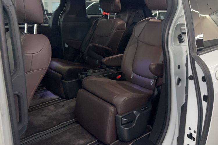 Used Toyota SIENNA 2023 2.5L Hybrid Platinum Edition Interior 1
