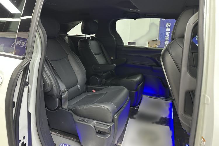 Used Toyota SIENNA 2023 2.5L Hybrid Deluxe Edition Interior 10