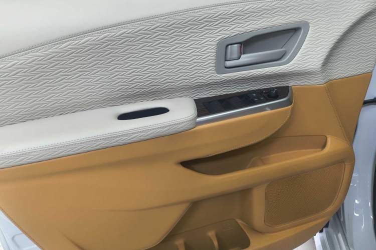 Used Toyota SIENNA 2023 2.5L Hybrid Comfort Edition Interior 10