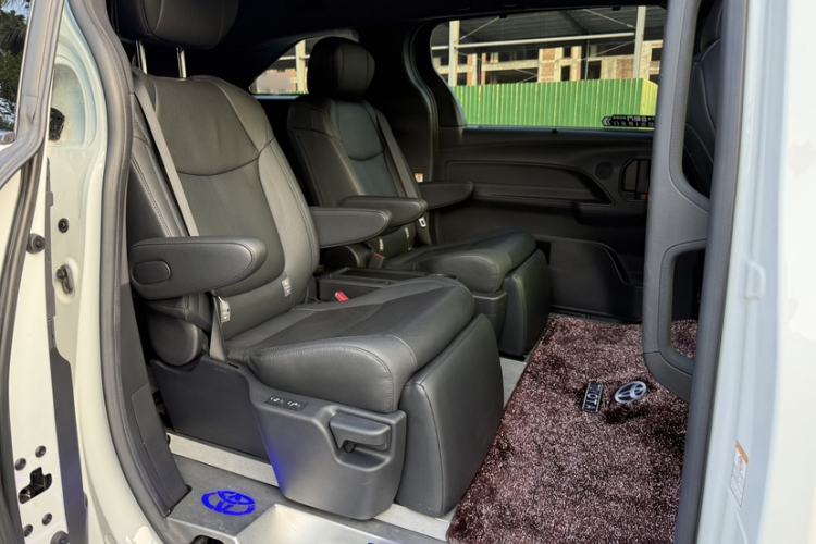 Used Toyota SIENNA 2023 2.5L Hybrid Deluxe Edition Interior 10