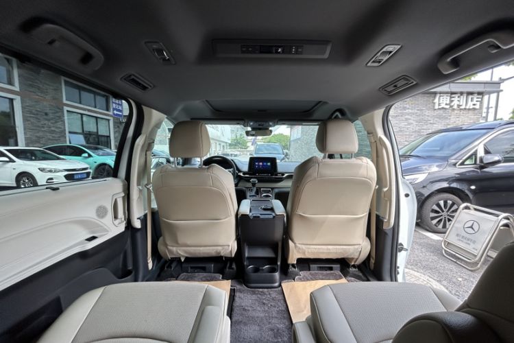 Used Toyota SIENNA 2023 2.5L Hybrid Luxury Edition Interior 10