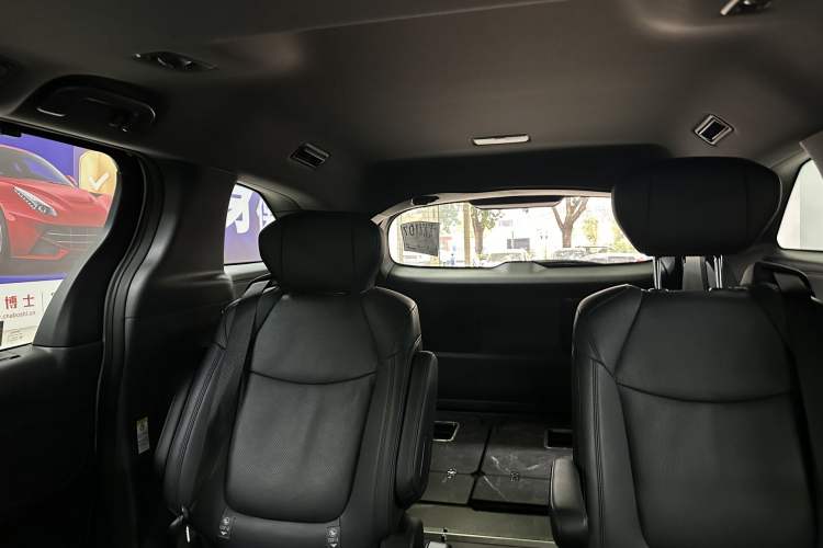 Used Toyota SIENNA 2023 2.5L Hybrid Deluxe Edition Interior 11
