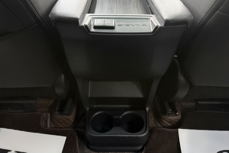 Used Toyota SIENNA 2023 2.5L Hybrid Deluxe Edition Interior 11