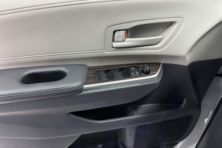 Used Toyota SIENNA 2023 2.5L Hybrid Comfort Edition Interior 11