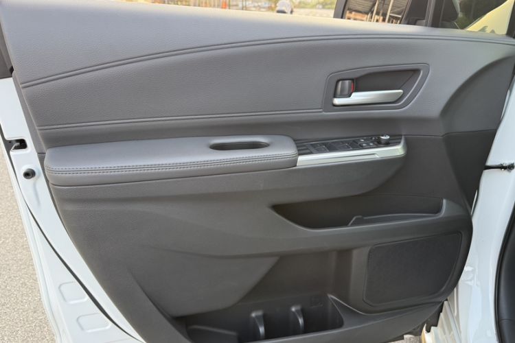 Used Toyota SIENNA 2023 2.5L Hybrid Deluxe Edition Interior 11