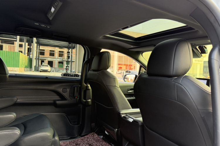Used Toyota SIENNA 2023 2.5L Hybrid Deluxe Edition Interior 12
