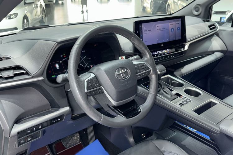 Used Toyota SIENNA 2023 2.5L Hybrid Platinum Edition Interior 2