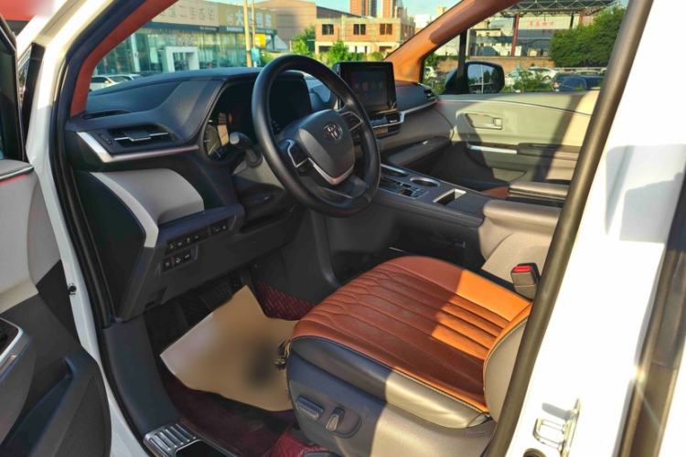 Used Toyota SIENNA 2023 2.5L Hybrid Comfort Edition Interior 2