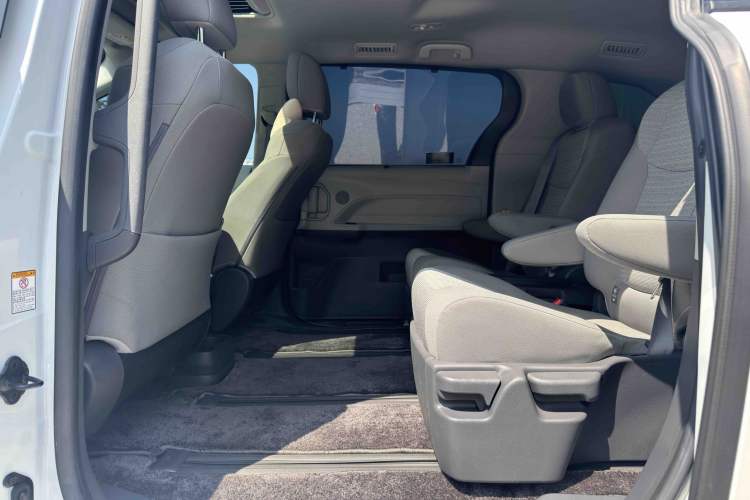 Used Toyota SIENNA 2023 2.5L Hybrid Comfort Edition Interior 2