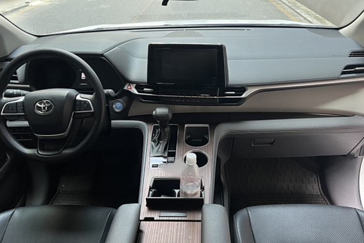 Used Toyota SIENNA 2023 2.5L Hybrid Comfort Edition Interior 2