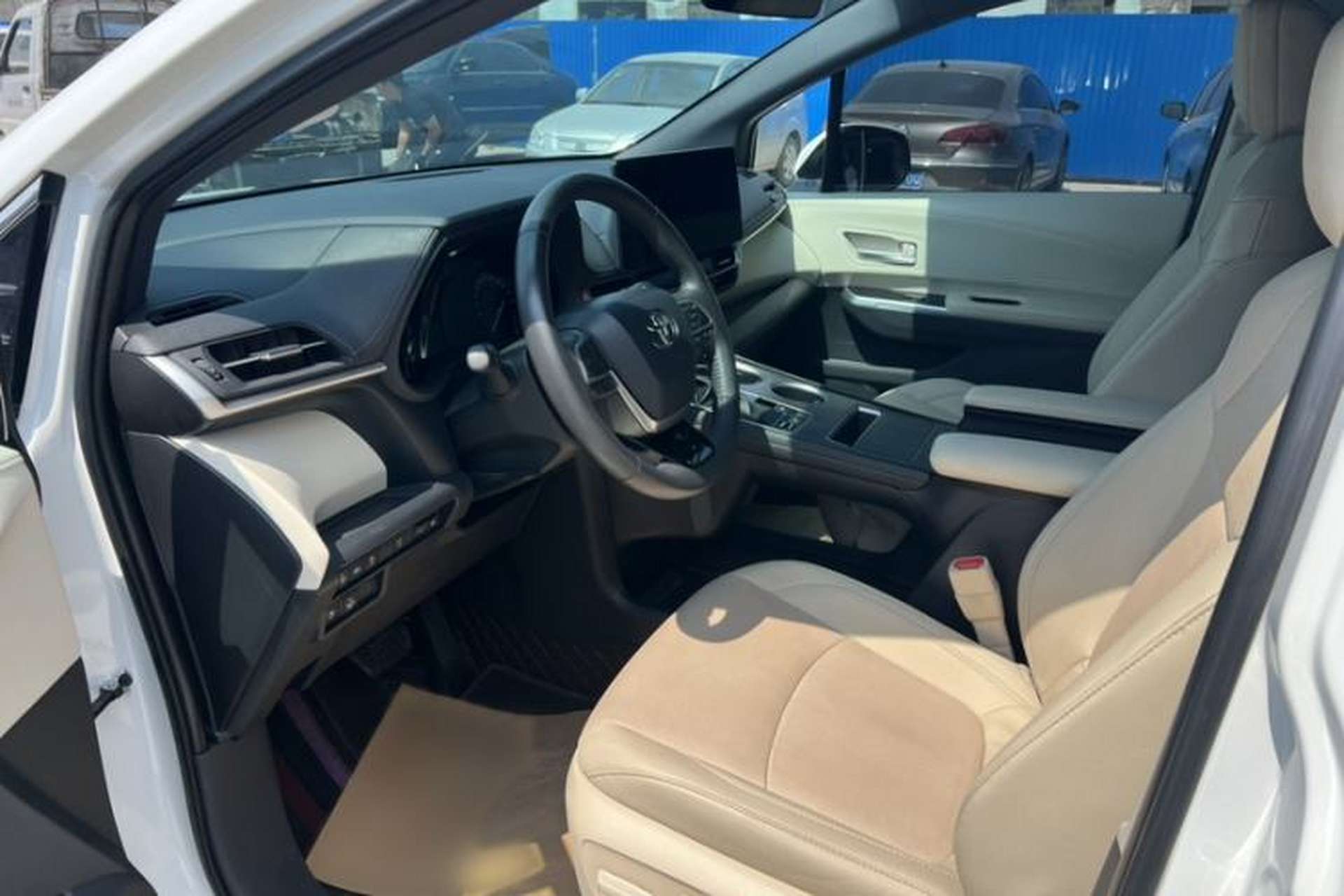 Used Toyota SIENNA 2023 2.5L Hybrid Deluxe Edition Interior 2