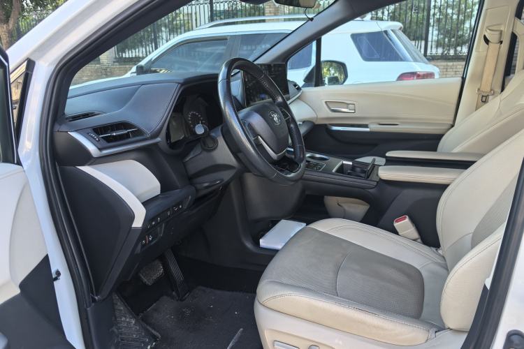 Used Toyota SIENNA 2023 2.5L Hybrid Deluxe Edition Interior 2