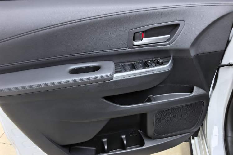 Used Toyota SIENNA 2023 2.5L Hybrid Deluxe Edition Interior 2