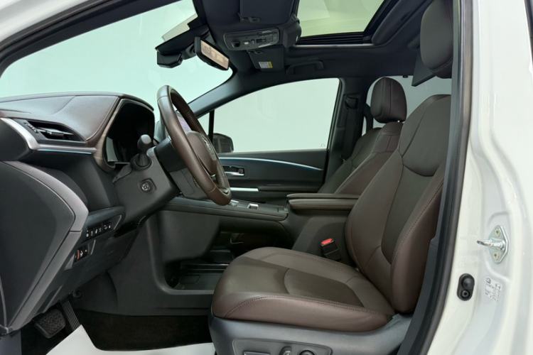 Used Toyota SIENNA 2023 2.5L Hybrid Platinum Edition Interior 2