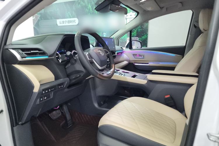 Used Toyota SIENNA 2023 2.5L Hybrid Comfort Edition Interior 2