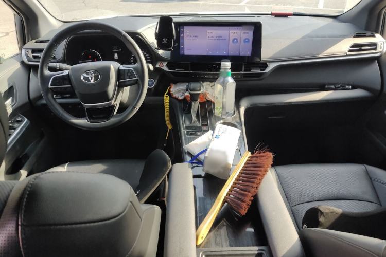 Used Toyota SIENNA 2023 2.5L Hybrid Deluxe Edition Interior 2