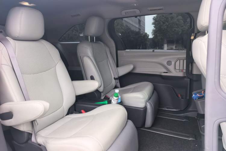 Used Toyota SIENNA 2023 2.5L Hybrid Comfort Edition Interior 2