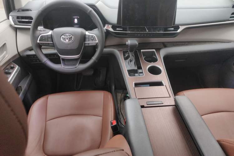 Used Toyota SIENNA 2023 2.5L Hybrid Comfort Edition Interior 2