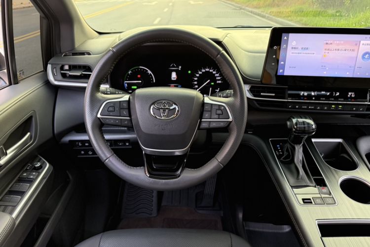 Used Toyota SIENNA 2023 2.5L Hybrid Deluxe Edition Interior 2