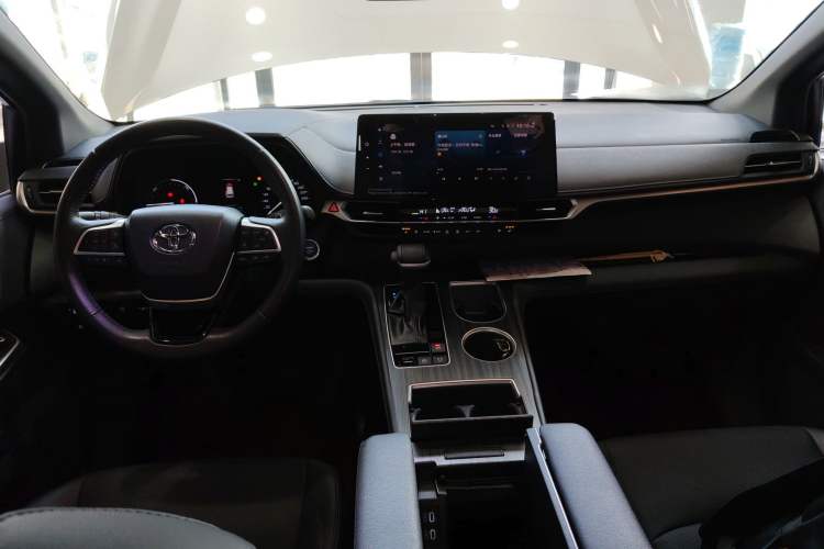 Used Toyota SIENNA 2023 2.5L Hybrid Deluxe Edition Interior 2
