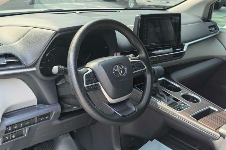 Used Toyota SIENNA 2023 2.5L Hybrid Comfort Edition Interior 2