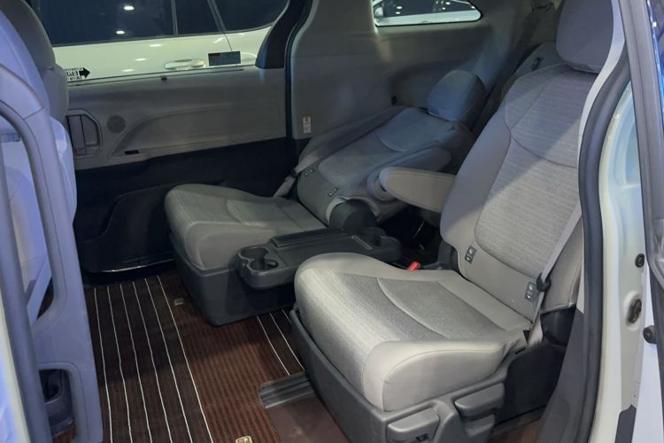 Used Toyota SIENNA 2023 2.5L Hybrid Comfort Edition Interior 2